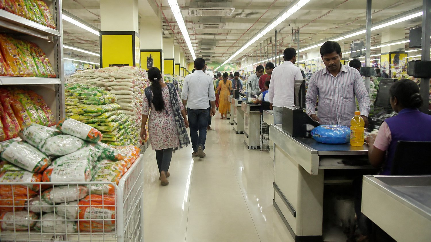 Big Bazaar — An ordinary superstore, and the 13-rupee receipt that finally breaks the case open.