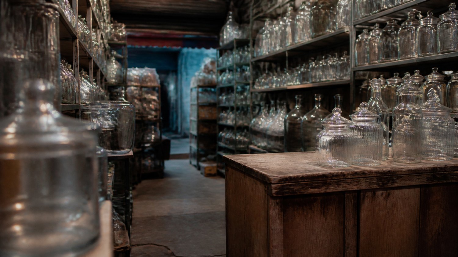 The Glass Market — Where the team traces the custom 25-litre martabaans back toward their maker.